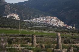 Image du Maroc Professionnelle de  Les piliers des ruines de Volubilis au fond sur la colline la cité de Moulay Idriss Zerhoun en forme de chameau assis qui se situe à une trentaine de km au nord-ouest de Meknès, photo prise le jeudi 8 Mars 2012. Volubilis ville antique berbère Walili (Lauriers rose) qui date du 3e siècle avant J.-C. capitale du royaume de Maurétanie fondé comme seconde capital sous le règne de Juba II. (Photo / Abdeljalil Bounhar)



,  l'un des sites les mieux préservés au Maroc et le plus visité. Il se situe à proximité de Moulay Idriss Zerhoun à une trentaine de km au nord-ouest de Meknès, photo prise le jeudi 8 Mars 2012. Volubilis ville antique berbère Walili (Lauriers rose) qui date du 3e siècle avant J.-C. capitale du royaume de Maurétanie fondé comme seconde capital sous le règne de Juba II. (Photo / Abdeljalil Bounhar)
 